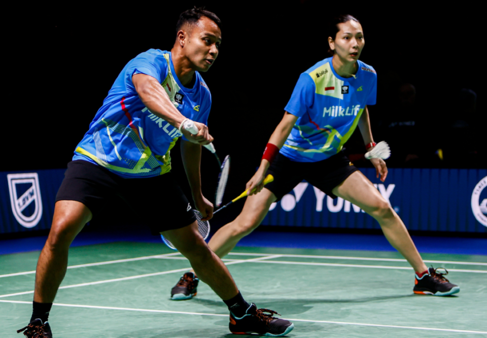 包含英格兰羽毛球队完胜泰国羽毛球队，安赛龙统治全场的词条