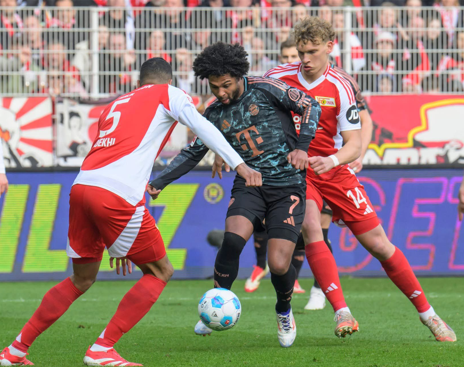 关于拜仁险胜皇马，德容关键制胜的信息