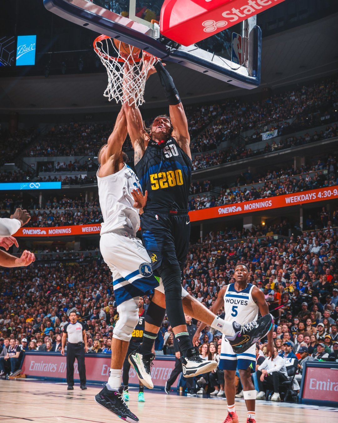 雷霆翻盘青岛队，约基奇统治全场