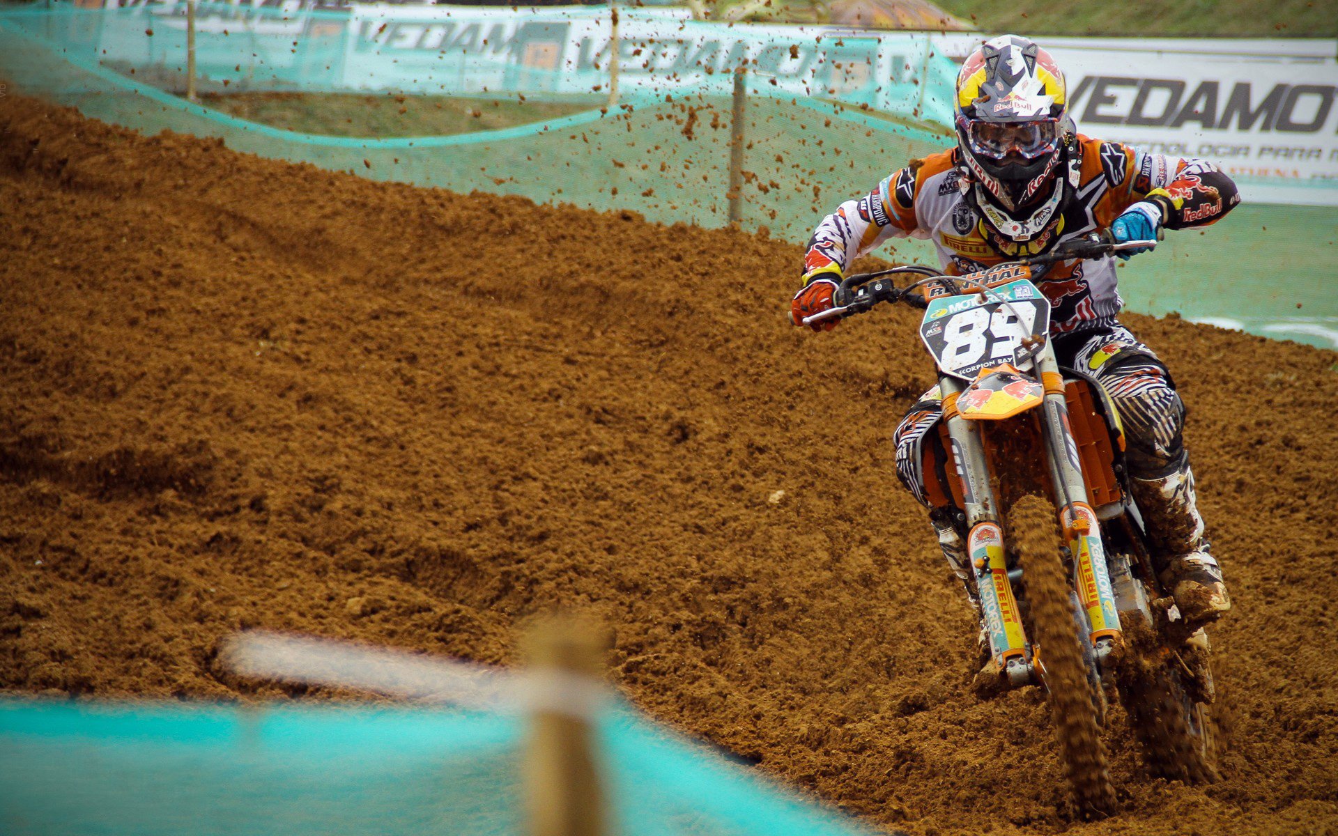 赛道与绿茵的狂想，当F1争冠焦点驶入摩纳哥，厄瓜多尔在足球场遭遇杆位横扫